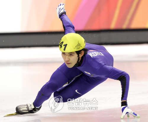 This file photo taken on Feb. 16, 2006, shows late South Korean short track speed skater Oh Se-jong compete in the semifinals of the men's 5,000m relay at the Turin Winter Olympics in Turin, Italy. (Yonhap)