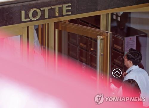 This photo taken on June 10, 2016, shows the entrance to the Lotte Group's headquarters in Seoul. Prosecutors raided the offices of the group and its affiliates on the same day to investigate suspected slush funds operated by the conglomerate. The business group has been riddled with scandals from last year, including a high-profile fight between brothers for managerial control.