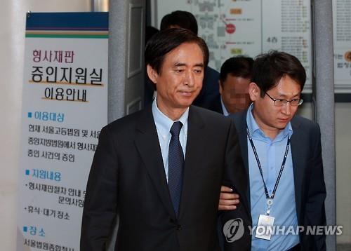 Noh Byeong-yong (L), CEO of Lotte Corp., the operator of Lotte World Tower and Mall, is being taken to a Seoul jail on June 10, 2016, after the court approved an arrest warrant for him. He is charged with selling toxic humidifier sterilizers during his days as the chief marketing officer of Lotte Mart. 