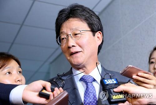 Rep. Yoo Seong-min speaks in a meeting with reporters at the National Assembly on June 16, 2016. 