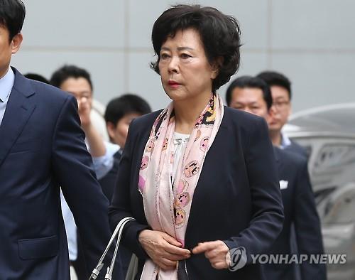Shin Young-ja, the head of the Lotte Foundation and daughter of the Lotte Group founder, enters the Seoul Central District Prosecutors' Office on July 1, 2016, to face questioning over allegations she received bribes from the former chief of a cosmetics brand Nature Republic. Prosecutors suspect she received some 1 billion won (US$870,000) to 2 billion won of kickbacks from Jung Woon-ho from 2012 to 2015, in return for a favorable placement in Lotte's duty-free shops. (Yonhap)