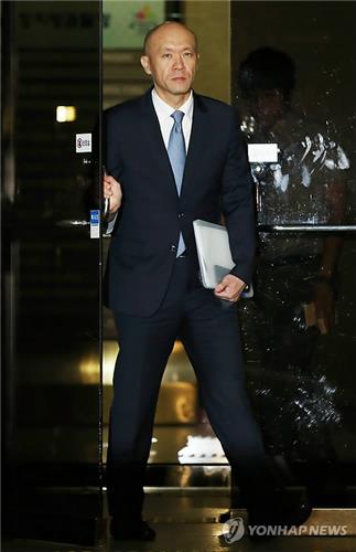Chun Jae-yong, the second son of former President Chun Doo-hwan, leaves the Seoul Central District Prosecutors' Office on Sept. 4, 2013. Jae-yong was detained in a workhouse on July 1, 2016, for not paying fines he was ordered to pay in a court ruling made in 2015. The Supreme Court convicted him of evading some 2.7 billion won (US$2.3 million) of taxes in the process of selling a plot of land in 2006. (Yonhap)