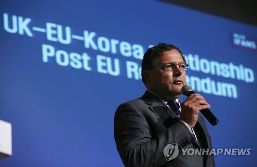 British Ambassador to Seoul Charles Hay speaks during a forum at the Korea National Diplomatic Academy in Seoul on July 1, 2016. (Yonhap)