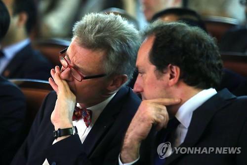 EU Ambassador to Seoul Gerhard Sabathil (L) and his French counterpart, Fabien Penone, speak to each other during a forum at the Korea National Diplomatic Academy in Seoul on July 1, 2016. (Yonhap)