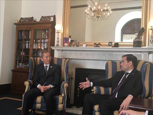South Korean Ambassador Ahn Ho-young (L) holds talks with Sen. Marco Rubio in Washington on June 30. (Courtesy of the office of U.S. Senator Marco Rubio)