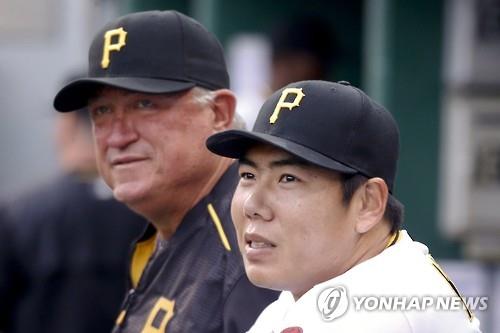 In this Associated Press photo taken on June 10, 2016, Kang Jung-ho of the Pittsburgh Pirates (R) looks out to the field with manager Clint Hurdle before a game against the St. Louis Cardinals at PNC Park in Pittsburgh. (Yonhap)