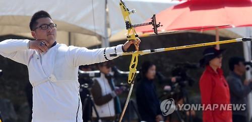 In this file photo taken on April 19, 2016, South Korean archer Kim Woo-jin competes in the Olympic trials in Daejeon. (Yonhap)