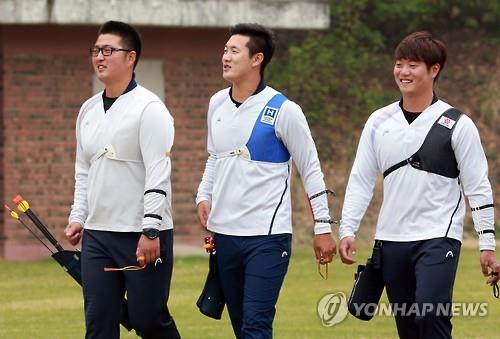 South Korean archer Kim Woo-jin (L) walks alongside teammates Ku Bon-chan (C) and Lee Seung-yun during their practice at the National Training Center in Seoul, in this file photo taken on April 24, 2016. (Yonhap)