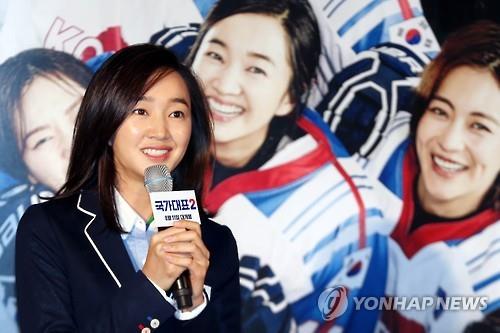 Actress Su Ae speaks during a news conference for the Korean film "Run Off" at a Seoul cinema on July 6, 2016. (Yonhap)