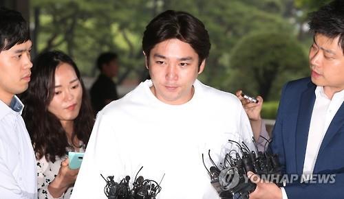 Kangin, a member of K-pop boy band Super Junior, enters the Seoul Central District Prosecutors' Office on June 15, 2016, to face questioning over causing a traffic accident while under the influence of alcohol. Prosecutors summarily indicted him on July 7. (Yonhap)