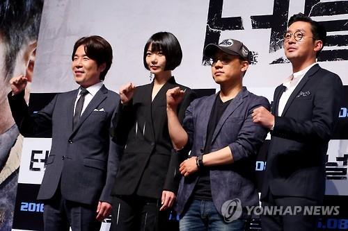 From L: Oh Dal-su, Bae Doona, Kim Seong-hun, Ha Jung-woo pose for a photo during a news conference to promote their film "Tunnel" at a Seoul theater on July 7, 2016. The disaster drama is set to open in local theaters in August. (Yonhap)