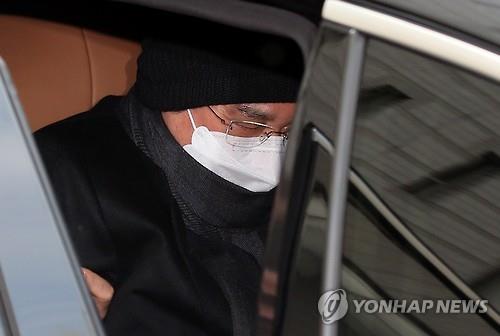 Lee Jay-hyun, chairman of food and entertainment company CJ Group, leaves the Seoul High Court on Dec. 15, 2015. Lee was sentenced to 30 months in prison for embezzlement, breach of trust and tax evasion on the day. His legal representatives said on July 7, 2016, that Lee, who is currently in the hospital waiting for the Supreme Court's ruling, has again asked for a suspension of execution of his jail term, citing the need for medical treatment. (Yonhap)