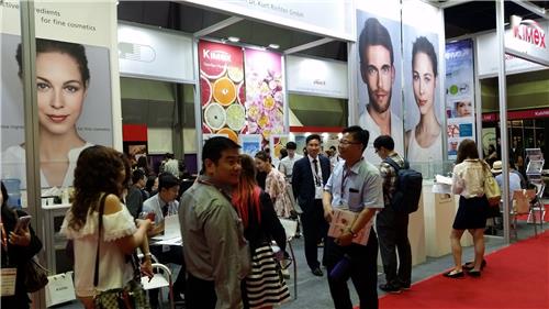 In this photo taken on July 7, 2016, multinational businesspeople from cosmetics manufacturers look around the booths set up by international cosmetics ingredient companies during the "in-cosmetics Korea" exhibition held at COEX in southern Seoul from July 6-7. (Yonhap)