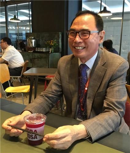 In this photo taken on July 7, 2016, Youn Joo-taek, chairman of the International Beauty Industry Trade Association (IBITA), smiles during an interview with Yonhap News Agency at a coffee shop near COEX hall where the country's sole cosmetics ingredient exhibition is held from July 6-7. (Yonhap)