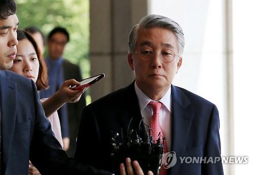 Park Dong-hoon, a former managing director of the local branch of Volkswagen, enters the Seoul Central District Prosecutors' Office on July 8, 2016, to face questioning over his alleged involvement in the German carmaker's cheating on emissions tests by using so-called defeat device software. (Yonhap) 