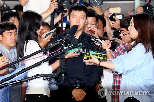 Park Yu-chun, the troubled member of popular K-pop boy band JYJ, appears at the Gangnam Police Station in southern Seoul on June 30, 2016, to face questioning over his sexual assault allegations, which have been rocking the local entertainment scene. (Yonhap)