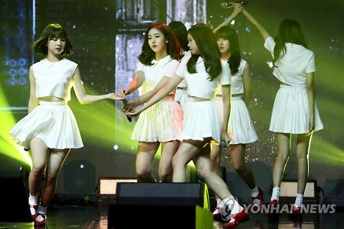 South Korean girl group GFriend performs in a media showcase held in eastern Seoul on July 11, 2016. (Yonhap)