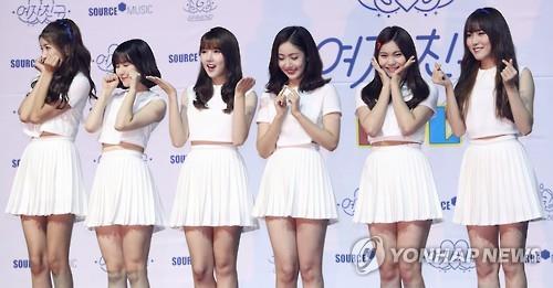 From left: GFriend members Sowon, Eunha, Yerin, SinB, Umji and Yuju pose in the photo session in a media showcase held in eastern Seoul on July 11, 2016. (Yonhap)
