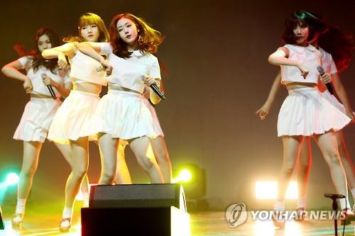 South Korean girl group GFriend performs in a media showcase held in eastern Seoul on July 11, 2016. (Yonhap)