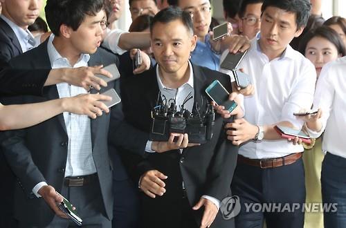Kim Jung-ju, founder of South Korea's leading online game maker Nexon Co., enters the Seoul Central Distirct Prosecutors' Office on July 13, 2016, to face questioning over his involvement in a senior prosecutor's suspicious stock transactions. (Yonhap)