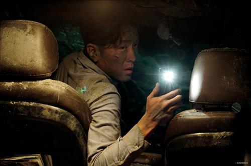 A scene from the South Korean film "The Tunnel" shows car salesman Jung-su, played by actor Ha Jung-woo, accidentally trapped in a destroyed tunnel. (Yonhap)