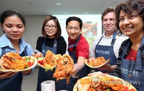 International participants make kimchi in a cultural event hosted by the National Museum of Korea in central Seoul on Nov. 23, 2015.