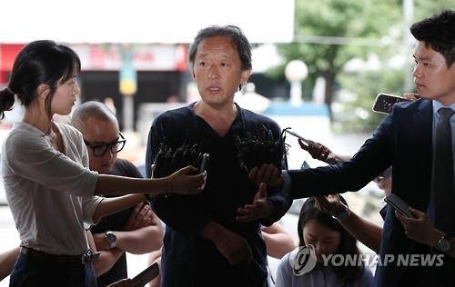 South Korean maestro Chung Myung-whun, a former conductor of the Seoul Philharmonic Orchestra (SPO), answers reporters' questions at the Jongno Police Station in Seoul on July 15, 2016. Police summoned the maestro for questioning over allegations of embezzlement while in office. He resigned as the SPO conductor in December 2015 amid a scandal involving the former CEO of the orchestra. 