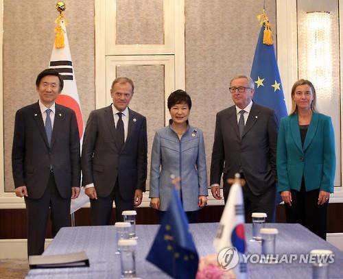 President Park Geun-hye (C), European Commission President Jean-Claude Juncker (2nd From R) and European Council President Donald Tusk (2nd From L) pose before their talks on the sidelines of the Asia-Europe Meeting (ASEM) summit in Ulaanbaatar, Mongolia, on July 15, 2016.