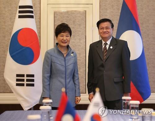President Park Geun-hye (L) and Laotian Prime Minister Thongloun Sisoulith pose before their talks on the sidelines of the Asia-Europe Meeting (ASEM) summit in Ulaanbaatar, Mongolia, on July 15, 2016.