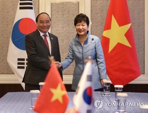 President Park Geun-hye (R) and Vietnamese Prime Minister Nguyen Xuan Phuc pose before their talks on the sidelines of the Asia-Europe Meeting (ASEM) summit in Ulaanbaatar, Mongolia, on July 15, 2016.