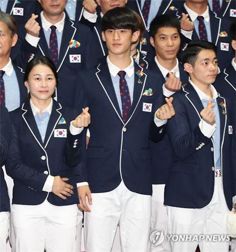 From left: South Korean weightlifter Yun Jin-hee, taekwondo fighter Lee Dae-hoon and artistic gymnast Park Min-soo pose for pictures during the team launching ceremony at Olympic Park in Seoul on July 19, 2016. 