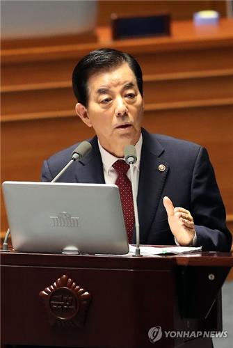In this photo taken on July 20, 2016, Defense Minister Han Min-koo answers questions from lawmakers at the National Assembly on the planned THAAD deployment here.