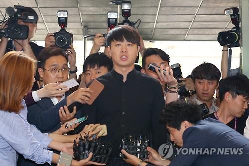 Comedian Yoo Sang-moo answers questions raised by reporters' before entering the Gangnam Police Station in southern Seoul to give testimony over allegations of attempted sexual assault on May 31, 2016. Police said on July 21 that they concluded that he did attempt to rape a woman in her 20s.