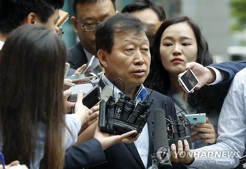 Ko Jae-ho, who headed Daewoo Shipbuilding & Marine Engineering Co. from 2012 to 2015, answers questions from reporters as he arrives at the Seoul Central District Prosecutors' Office in southern Seoul on July 4, 2016, for questioning over the financially troubled firm's alleged accounting fraud and poor management. Prosecutors indicted him on July 27. 