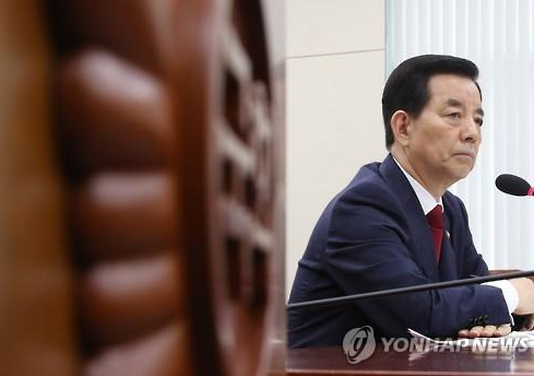 Defense Minister Han Min-koo speaks during a plenary meeting of the Defense Committee on the National Assembly in Seoul on July 11, 2016, about Seoul and Washington's decision to deploy the Terminal High Altitude Area Defense (THAAD) system in South Korea. (Yonhap)