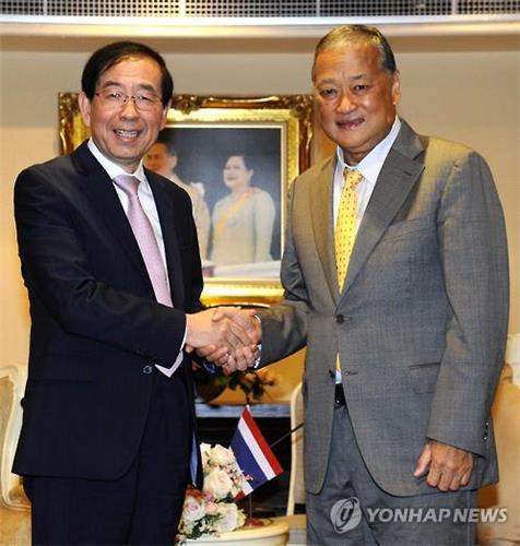 Seoul Mayor Park Won-soon (L) and Bangkok Gov. Sukhumbhand Paribatra pose for a photo during their meeting in Bangkok on July 7, 2016, in this file photo released by the Seoul metropolitan government.