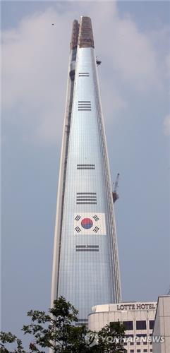 Construction of Lotte World Tower is underway to complete the upper part of the 123-story skycraper in Seoul on June 28, 2016.