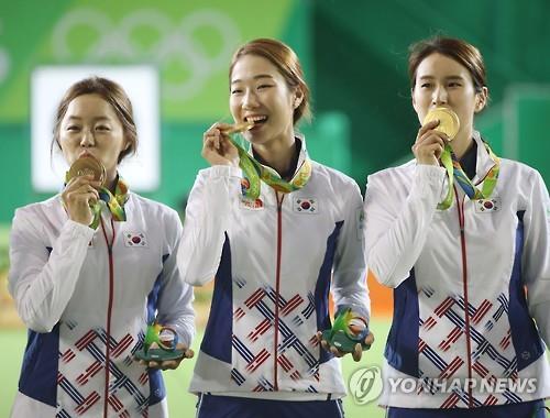 South Korean archers Chang Hye-jin, Choi Mi-sun and Ki Bo-bae (from L to R) celebrate with their women's team gold medals at the Rio de Janeiro Olympics at Sambodromo on Aug. 7, 2016.