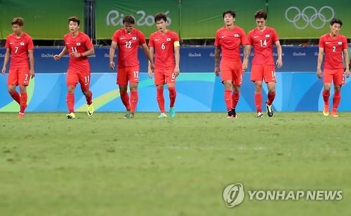 South Korean football players react after giving up a game-tying goal against Germany in their Group C action in men's football at the Rio de Janeiro Olympics in Salvador, Brazil, on Aug. 7, 2016. 