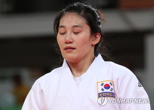 South Korea's Kim Jan-di reacts after losing to Rafaela Silva of Brazil in the round of 16 in the women's -57kg judo at the Rio de Janeiro Olympics on Aug. 8, 2016.