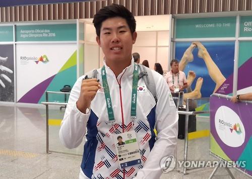 South Korean Olympic golfer An Byeong-hun poses for a photo after arriving at Galeao International Airport in Rio de Janeiro on Aug. 8, 2016.