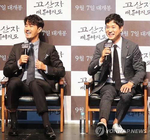 South Korean actors Cha Seung-won (L) and Yu Jun-sang attend a press conference to promote their new historical film "Go-san-ja, Dae-dong-yeo-ji-do," held in central Seoul on Aug. 9, 2016.