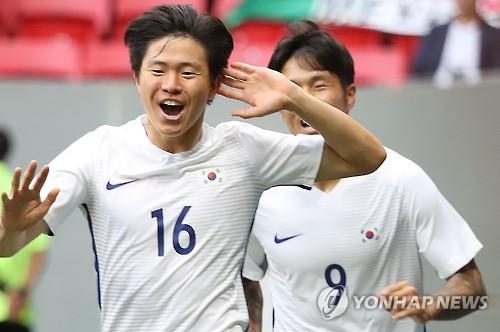 South Korean midfielder Kwon Chang-hoon (L) celebrates after his goal against Mexico in South Korea's 1-0 victory in the final Group C match in Brasilia at the Rio de Janeiro Olympics on Aug. 10, 2016.