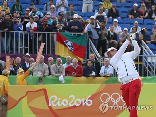 South Korea's An Byeong-hun tees off on the first hole in the first round of the men's golf competition at the Rio de Janeiro Olympics on Aug. 11, 2016.