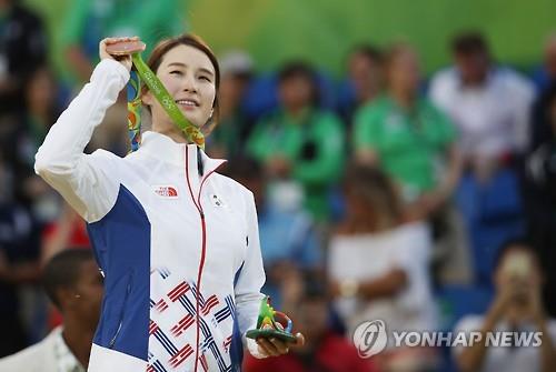 South Korean archer Ki Bo-bae holds up her bronze medal from the women's individual competition at the Rio de Janeiro Olympics on Aug. 11, 2016