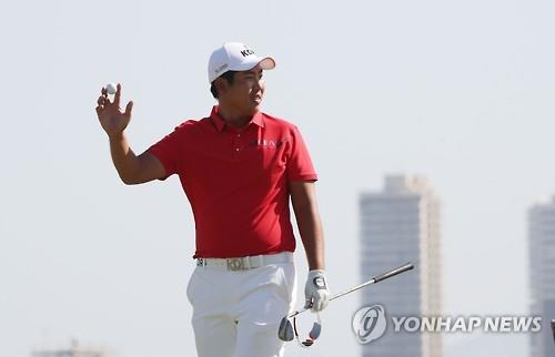 South Korean golfer An Byeong-hun salutes the crowd after completing the final round at the Rio de Janeiro Olympic men's golf tournament on Aug. 14, 2016. 