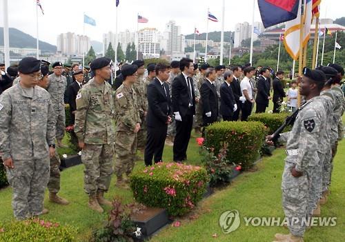In this photo taken on June 6, 2016, KATUSA soldiers and U.S. soldiers pay tribute to KATUSA soldiers downed during the Korean War in a memorial service held at the UN Memorial Cemetery in Korea, located in Busan, 453 km south of Seoul.