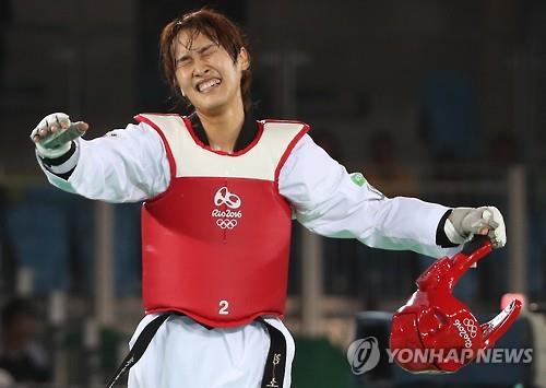South Korea's Kim So-hui celebrates her gold medal in the women's -49kg taekwondo event at the Rio de Janeiro Olympics on Aug. 17, 2016.