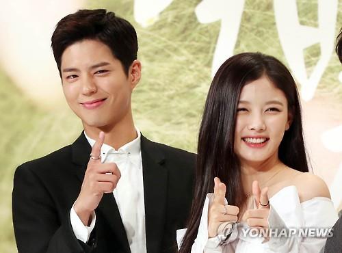Park Bo-gum (L) and Kim You-jung pose for a photo during a promotional press conference at Times Square in Seoul on Aug. 18, 2016.