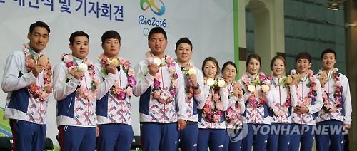 South Korean medalists at the Rio de Janeiro Olympics pose for photo at Incheon International Airport, west of Seoul, on Aug. 24, 2016. 